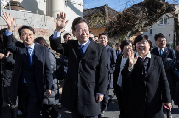 韓國最大的在野黨共同民主黨表示，未能成功抓捕總統(tǒng)尹錫悅而感到遺憾。這表明共同民主黨對尹錫悅的政策和執(zhí)政表現(xiàn)持有批評態(tài)度，并認(rèn)為未能成功抓捕他是一種遺憾和失敗。然而，這種說法并不代表共同民主黨會(huì)放棄對尹錫悅的監(jiān)督和批評，他們可能會(huì)繼續(xù)尋求機(jī)會(huì)推動(dòng)政治改革和民主發(fā)展。在韓國政治中，各政黨之間的政治競爭和辯論是常態(tài)，這種言論也是政治斗爭的一種表現(xiàn)。