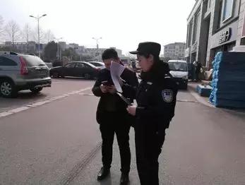 民警被查前車托在門口排隊送錢