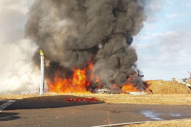 韓國載181人飛機降落時爆炸起火