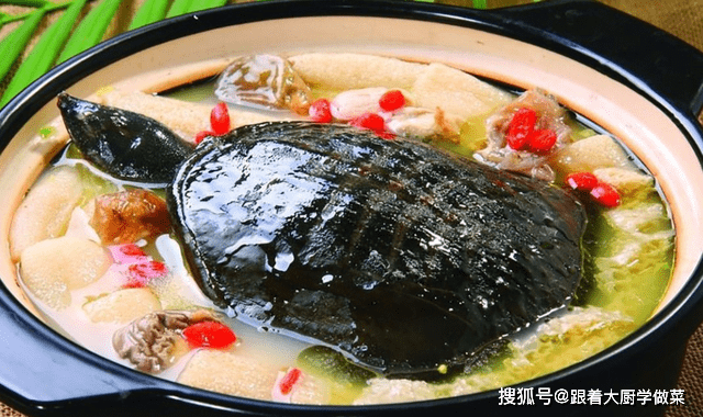 男子被甲魚(yú)咬到尖叫朋友拿根粉條解救