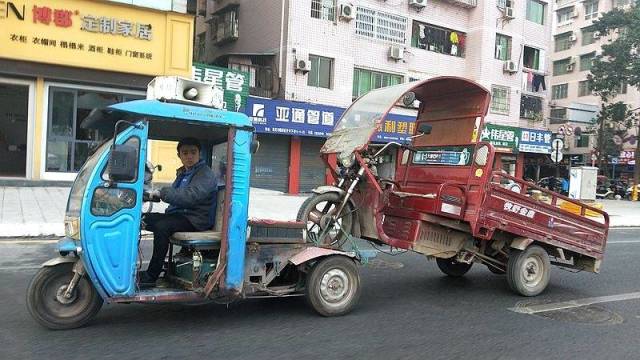 三輪車正常行駛 牛突然將車掀翻