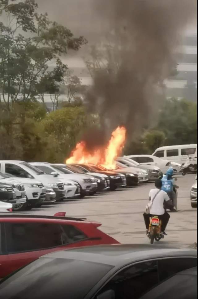 車輛陷冰窟 皮卡司機(jī)救援不幸遇難