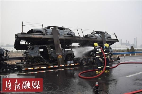 半掛車高速起火16輛新車葬火海