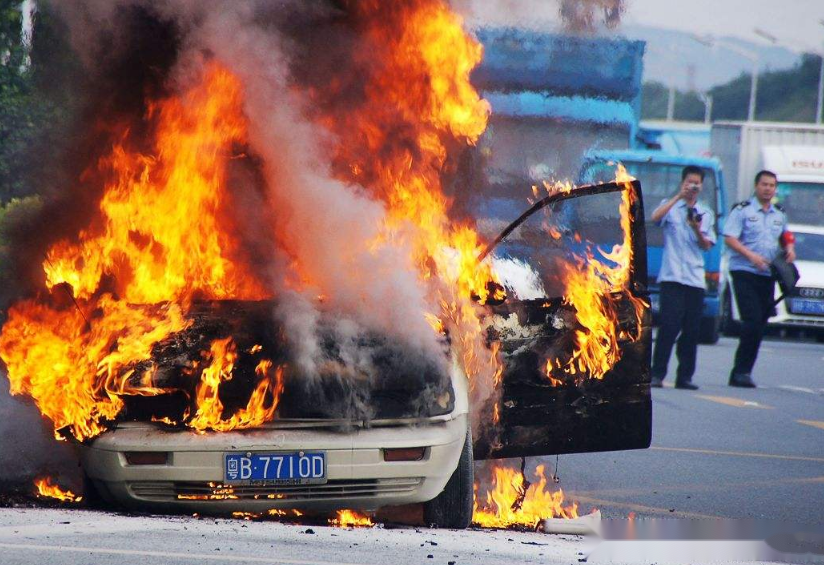 夫妻路遇自燃車輛絲滑配合滅火