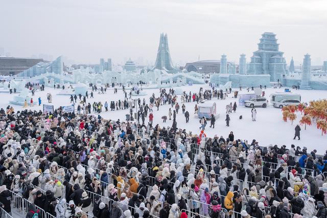 冰雪大世界排隊讓大哥崩潰了