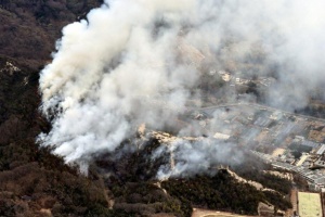 日媒稱山梨縣山火暫時無法控制