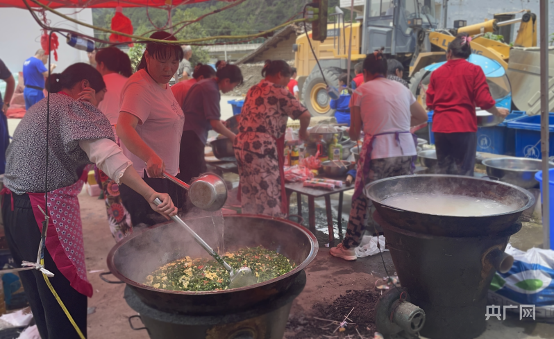 六圖庫大全圖,村民自發(fā)前來為救援隊(duì)義務(wù)做飯