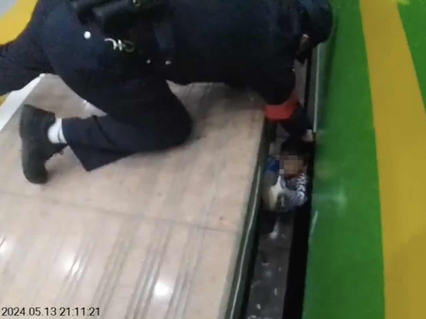 香港一肖一馬,男童掉入列車站臺(tái)縫隙 僅50秒被救起